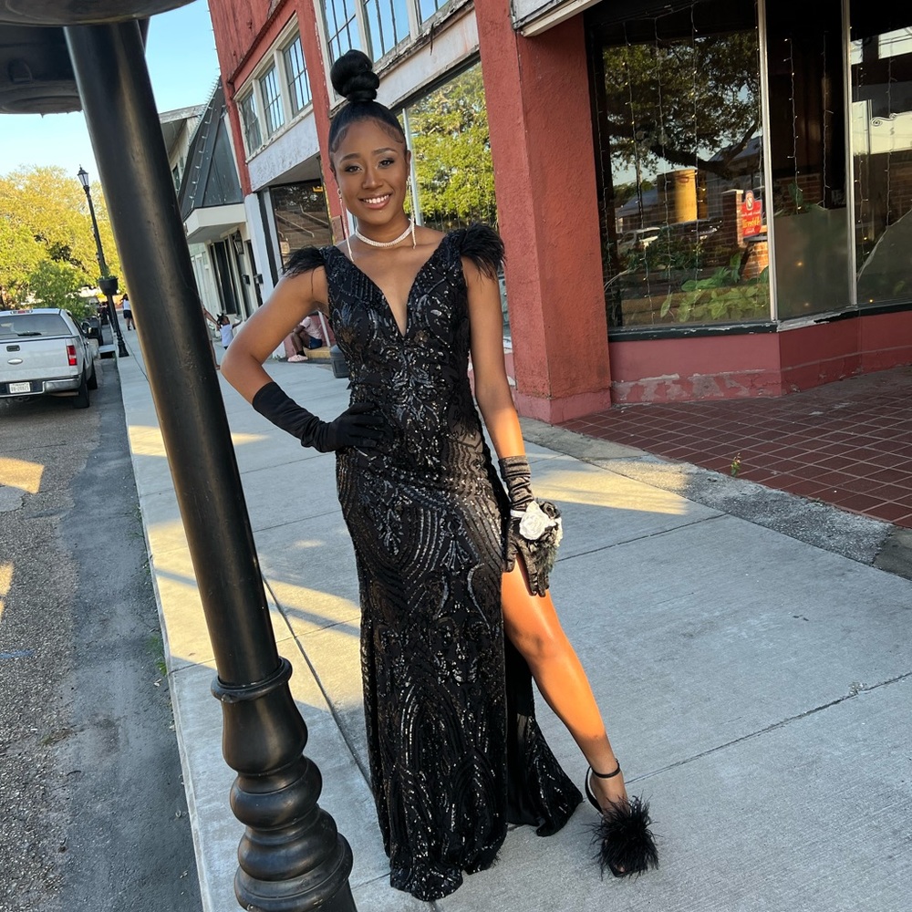 Long, elegant and formal gown. Can be used for any occasion. Only worn once.